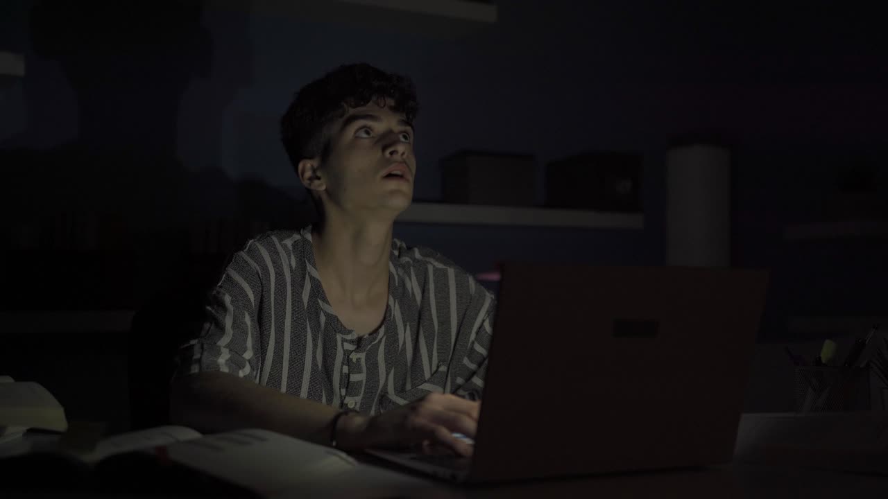 mientras el estudiante está estudiando en casa, la electricidad se corta.