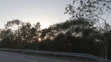 Blick-Aus-Dem-Auto,-Schöne-Aussicht-Auf-Den-Sonnenuntergang-Auf-Der-Autobahn