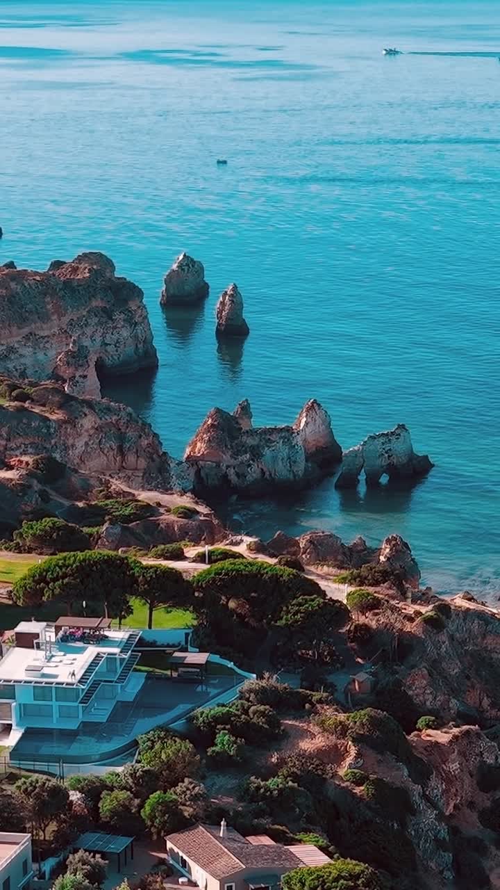 Vista de la costa de casas y acantilados en Portugal con agua azul