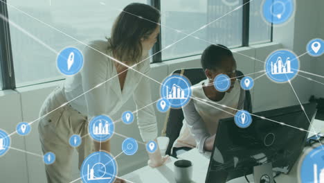 animación de iconos conectados sobre diversas trabajadoras que discuten informes en la computadora