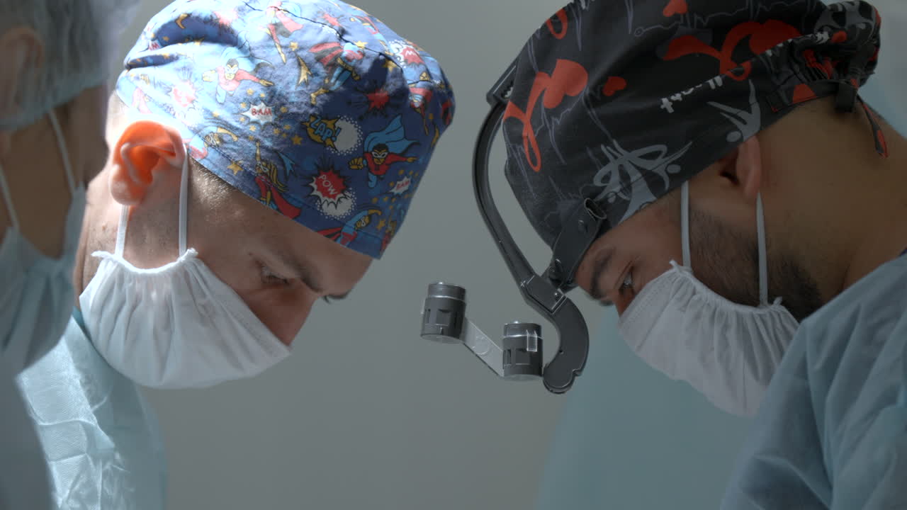 수술실에 있는 외과 의사들