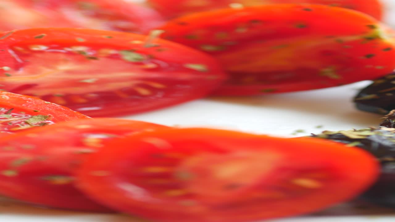 개진 토마토와 올리브 러드