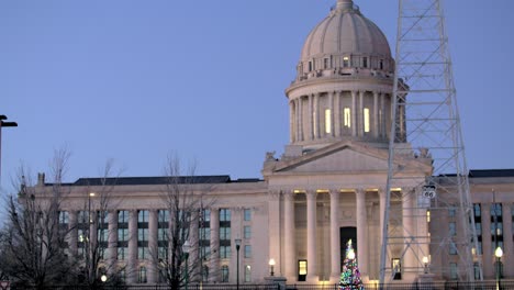 Toma-De-Hora-Azul,-Inclinación-Y-Panorámica-Del-Edificio-Del-Capitolio-Del-Estado-De-Oklahoma-En-La-Ciudad-De-Oklahoma,-Oklahoma.