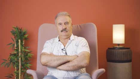 un anciano arrogante y engreído.