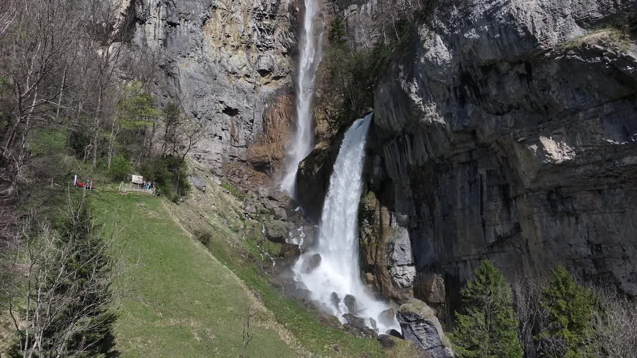 Vista magnífica de baixo para cima da imponente cachoeira Seerenbachfälle em Amden-Betlis, Suíça, em meio aos Alpes Suíços.