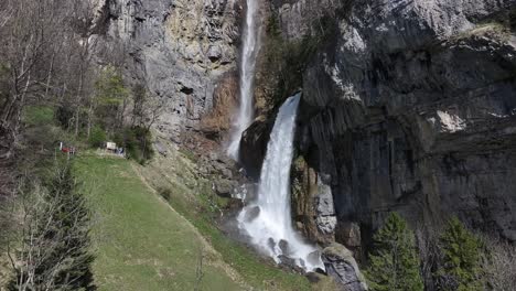 Magnífica-Vista-De-Abajo-Hacia-Arriba-De-La-Imponente-Cascada-Seerenbachfälle-En-Amden-betlis,-Suiza,-En-Medio-De-Los-Alpes-Suizos