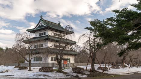 Timelapse-De-Panorámica-Lenta-Sobre-El-Famoso-Castillo-Japonés-De-Hirosaki-Con-Nubes-Que-Se-Mueven-Rápidamente-En-Japón