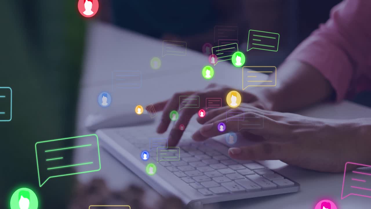 animación de iconos de mensajes de chat sobre las manos de la mujer usando el teclado de la computadora