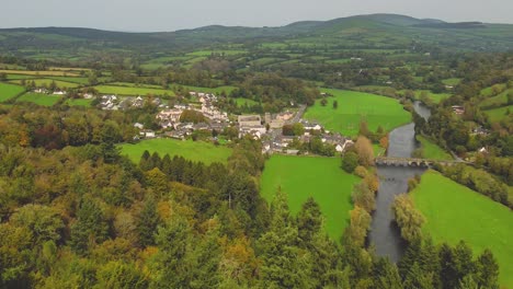 una toma de 4k del valle de nore en co kilkenny irlanda con el río que fluye hacia el sur