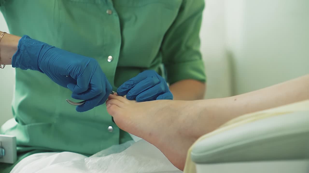 especialista mujer en uniforme verde