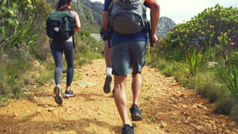 Wanderer-Laufen-Einen-Pfad-Auf-Einem-Berg-Hinauf