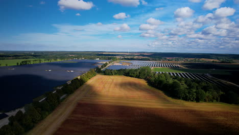 Panorama-Aéreo-De-La-Planta-De-Energía-Solar-Con-Hermosas-Nubes-Blancas-En-El-Campo