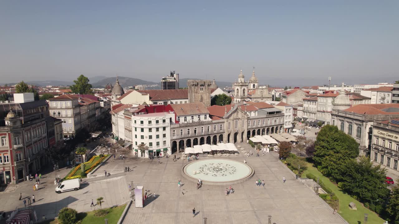 Persone che camminano nel centro di Braga attraverso Piazza della Repubblica e la chiesa di Lapa