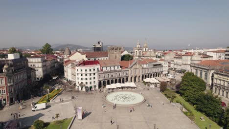 Gente-Caminando-En-El-Centro-De-Braga-A-Través-De-La-Plaza-De-La-República-Y-La-Iglesia-De-Lapa