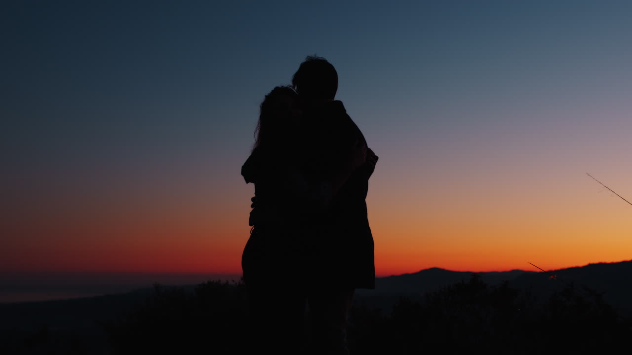 발렌타인 데이에 해가 지는 동안 실루 커플 포옹