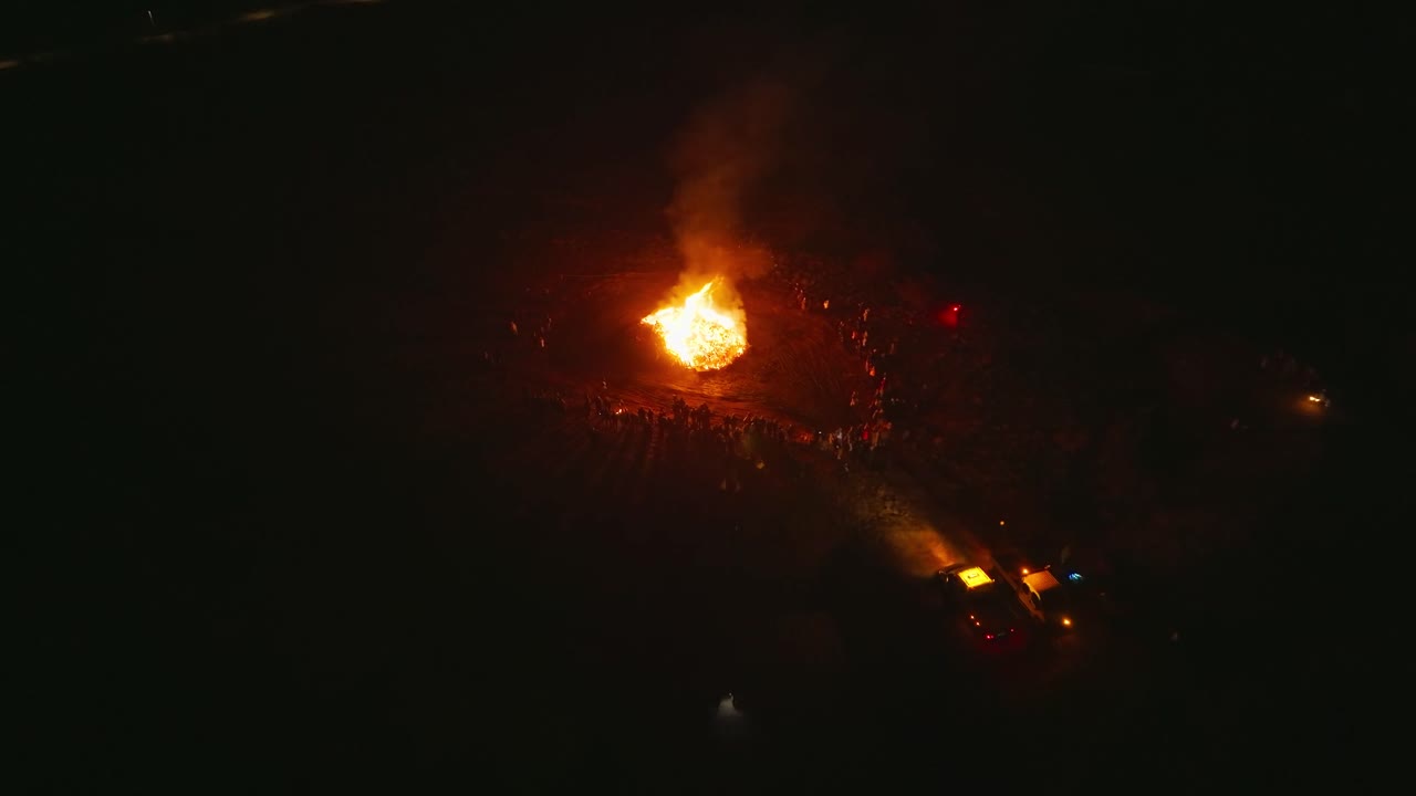 Icelanders gathered for cultural night, new years eve tradition began with huge campfire