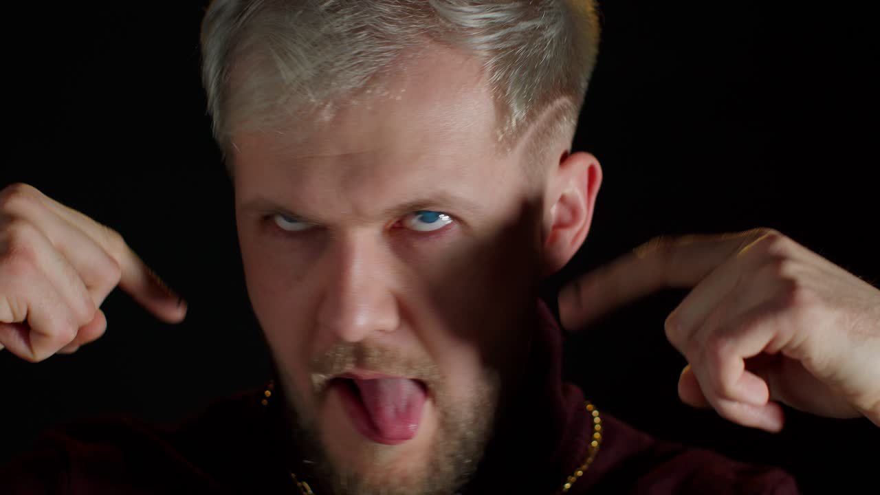 코한 청한 스타일리시한 남자, 웃긴 청 한 얼굴, 미치광이처럼 굴고, 혀를 보여주는, 뇌가 없는