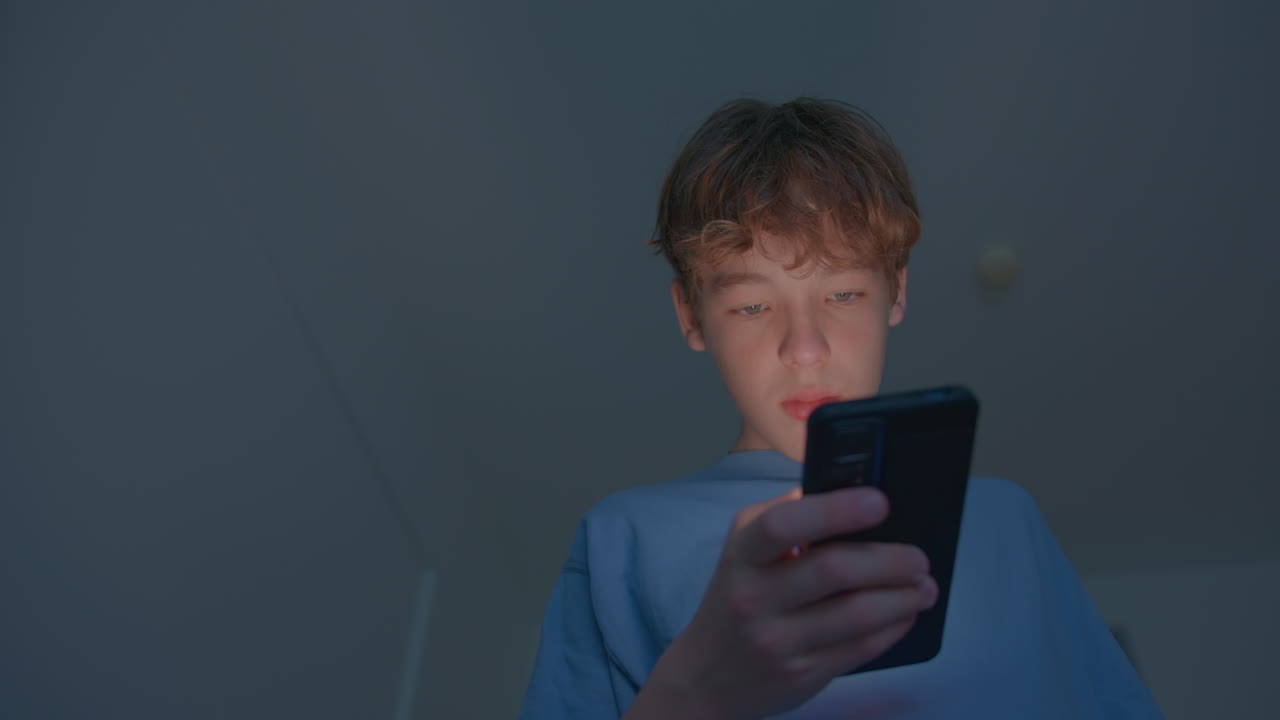 подросток использует смартфон ночью