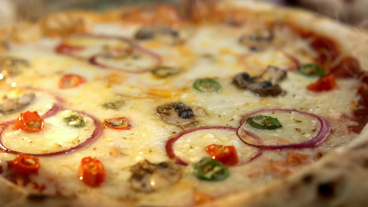 Pizza con funghi, cipolle e peperoncino