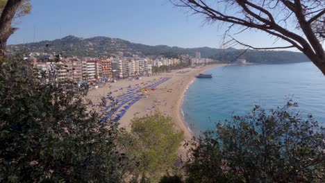 Lloret-De-Mar,-Gerona,-Costa-Brava,-Spanien-Zeitraffer,-Panoramablick-Auf-Das-Touristenboot-Der-Stadt,-Das-In-Den-Sand-Eindringt-Und-Menschen-Entlädt