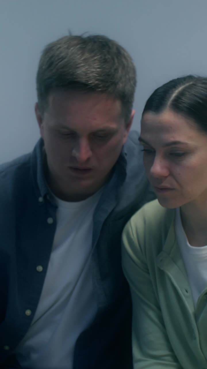 супруги в напряженном разговоре