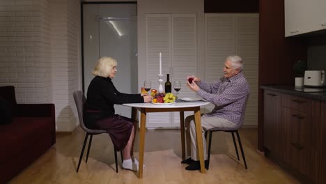 una pareja de ancianos celebra su aniversario con una cena romántica.