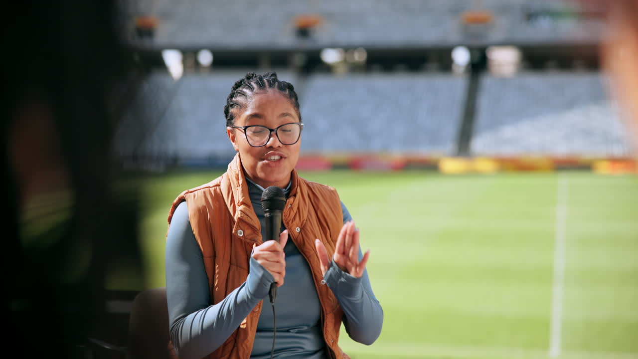mujer dando un discurso en un estadio