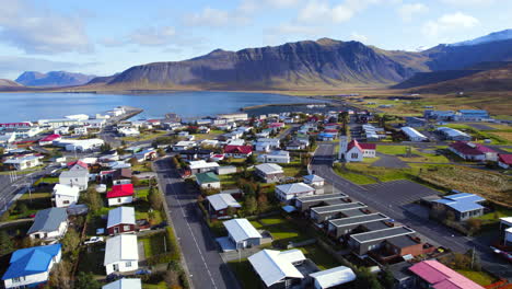 Beautiful-nordic-town-of-Grundarfjörður-in-Snæfellsnes-Peninsula,-Iceland