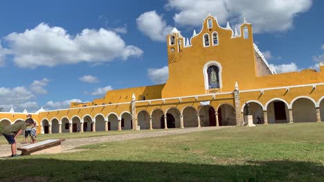 Timelapse-Dentro-Del-Convento-De-Izamal,-Visitado-Por-Papas-Varias-Veces