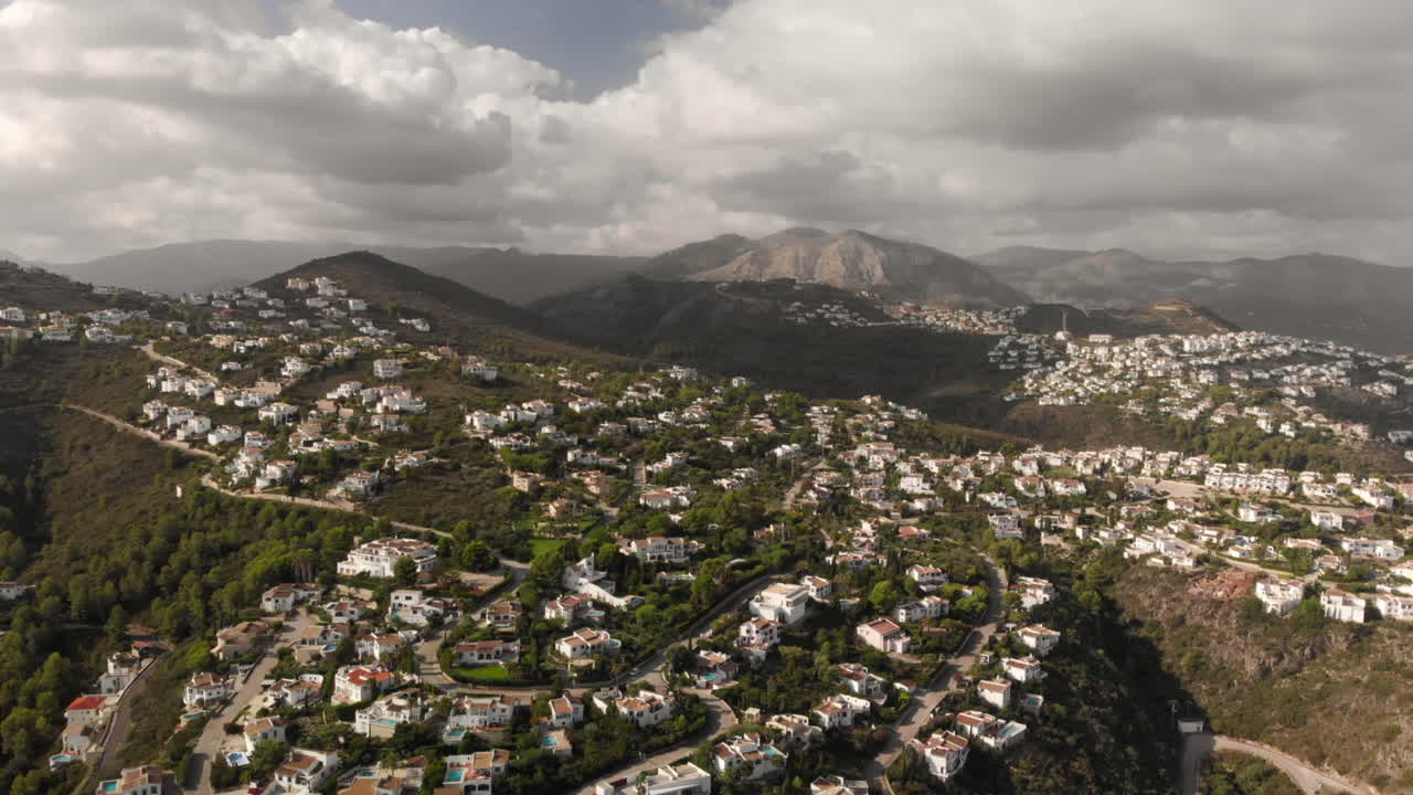 establecimiento de una vista aérea de 4k de las casas del barrio suburbano en pego, alicante, españa, enfoque de gran angular