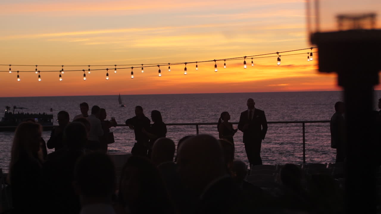 해안가에서 활기찬 선셋 파티 이벤트