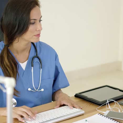 doctora trabajando en su escritorio en la oficina