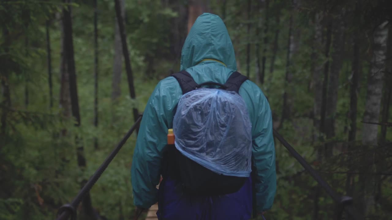 caminar bajo la lluvia.