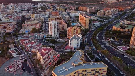 Luftaufnahme-Der-Gebäude-Und-Der-Verkehrsstraße-Des-Stadtresorts-Los-Cristianos,-Kreisschwenk