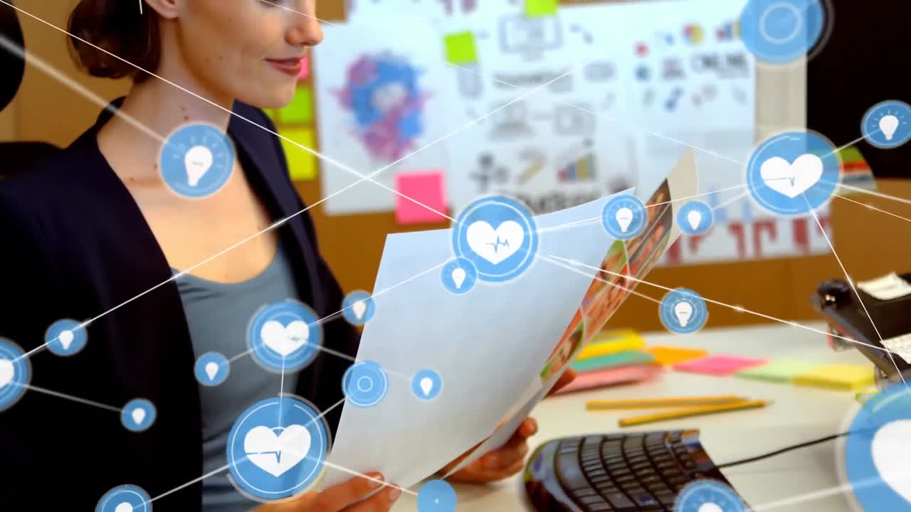 animación de pulso cardíaco conectado e íconos de luz, mujer de negocios caucásica con fotografías