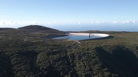 Luftaufnahme-Des-Paul-Da-Serra-Wasserreservoirs,-Das-Zur-Regenwassergewinnung-Gebaut-Wurde