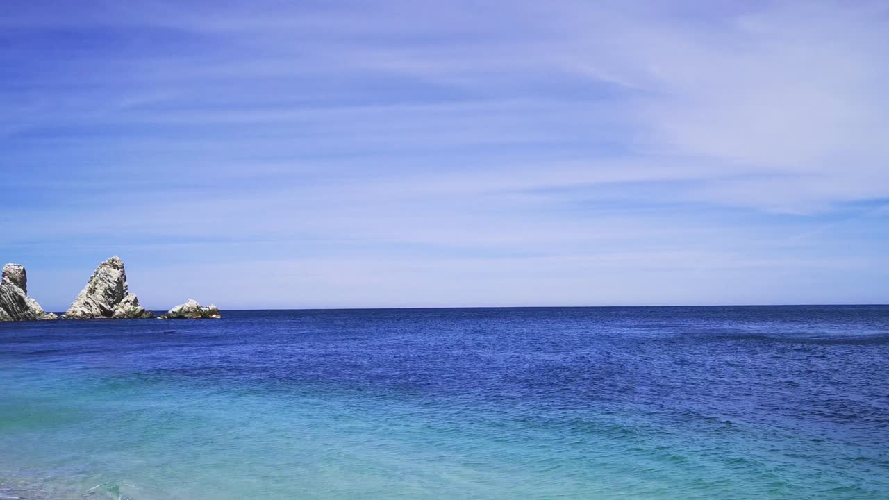 누마나의 두 자매의 해변, 다채로운 자갈과 파도가 있는 해변