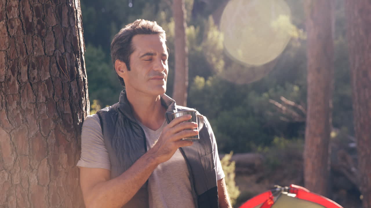 hombre de pie y tomando un café