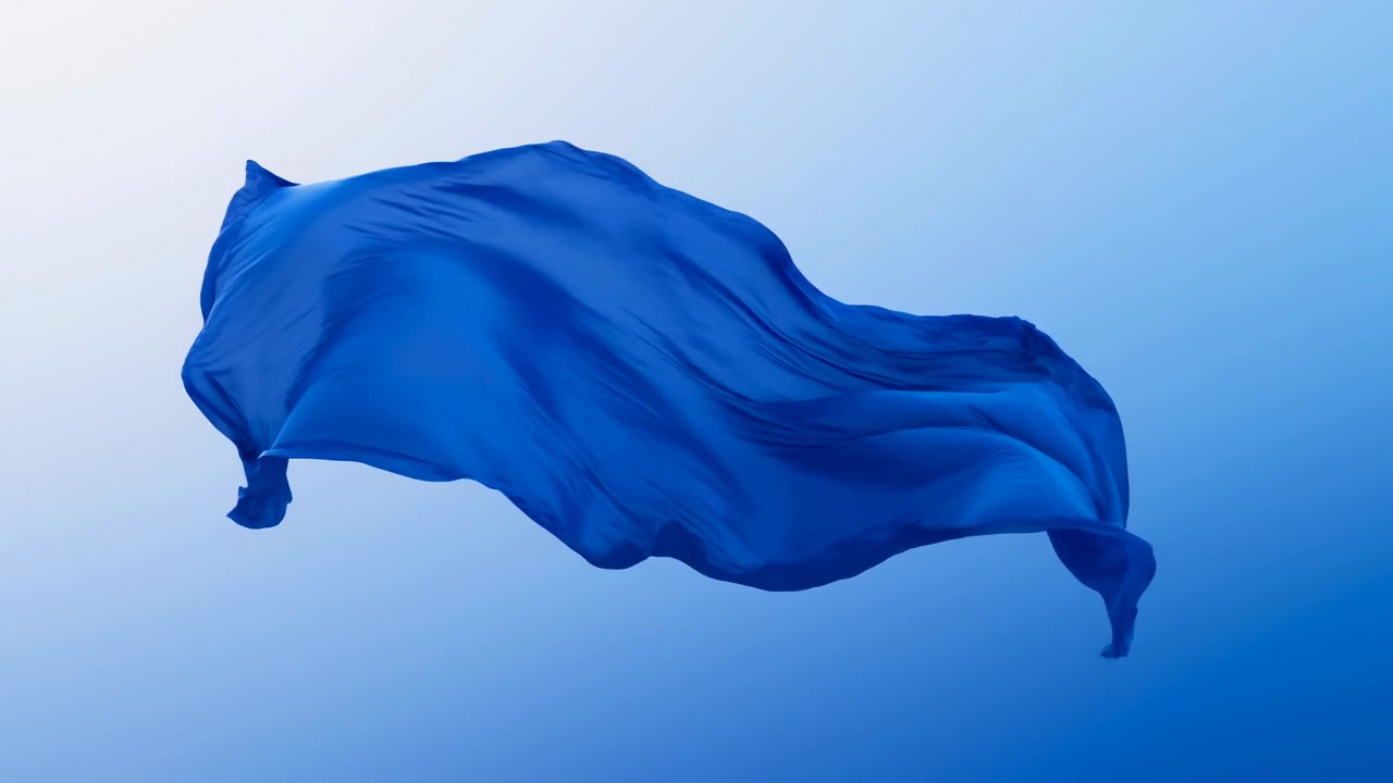 Tessuto blu cobalto sospeso su uno sfondo sfumato azzurro cielo senza soluzione di continuità, che ondeggia con pieghe attorcigliate, bordi affusolati, increspature lisce, punti luce soffusi, ombra delicata e un elegante movimento fluido.