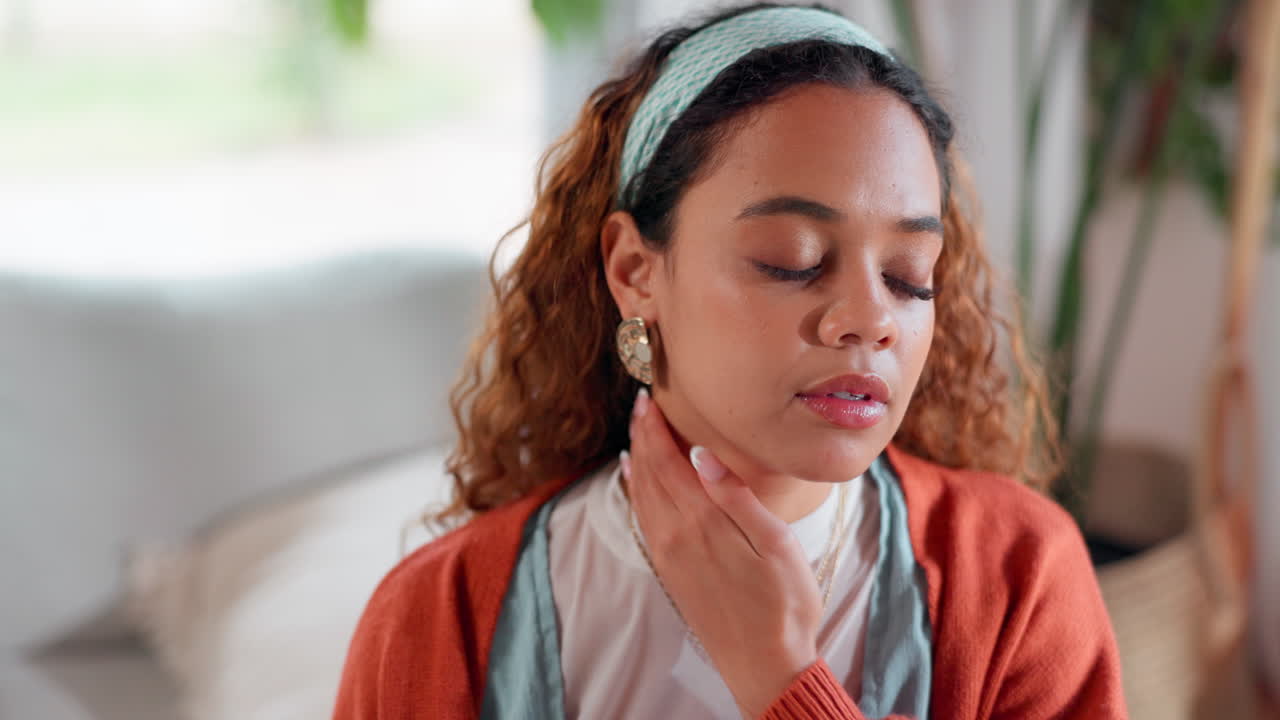 mujer con dolor de cuello