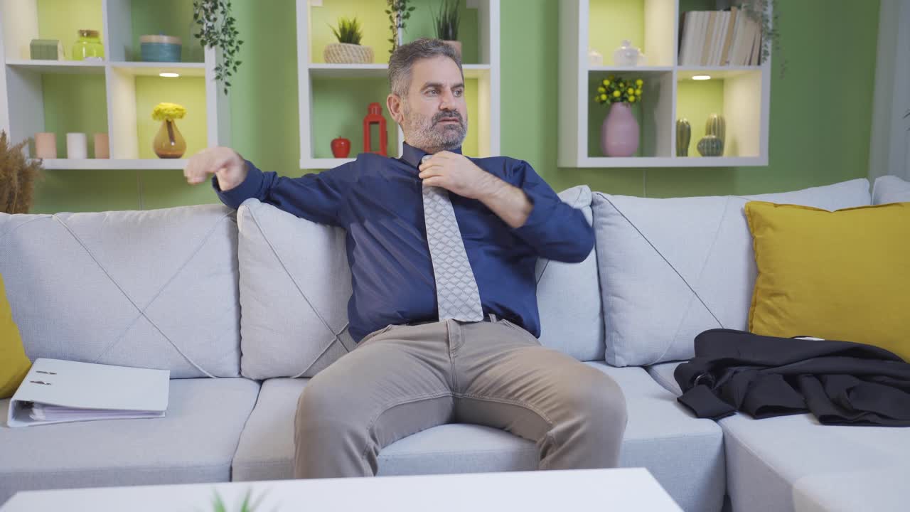 hombre de negocios volviendo a casa infeliz y abrumado, aburrido y estresado.