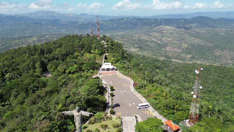 vista aérea de la estatua de cristo redentor en la cima de la montaña isabel de torres en la ciudad de puerto plata en la república dominicana