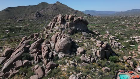 vasto paisaje desértico de piedra en arizona, órbita aérea alrededor de rocky hill
