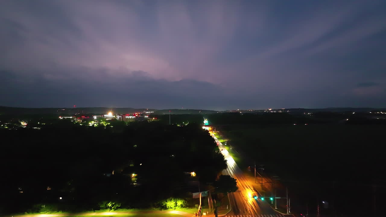 스프링데일 근처의 폭풍이 다가오는 것을 알리는 박이는 저녁 구름