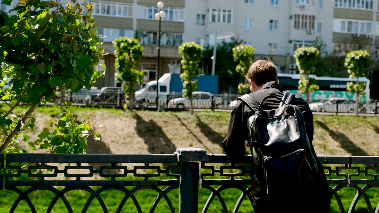 강변에서 도시를 바라보는 남자