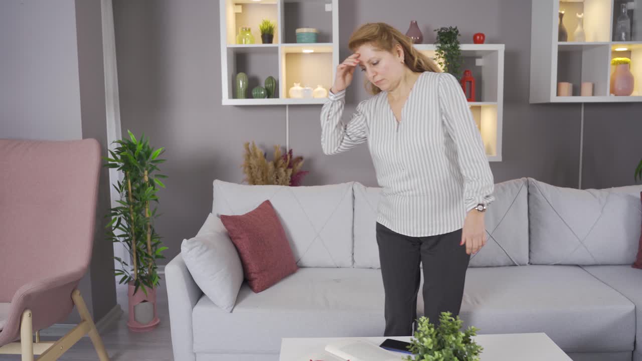 나쁜 기분으로,  ⁇ 은이는 기절하고 땅에 쓰러집니다.