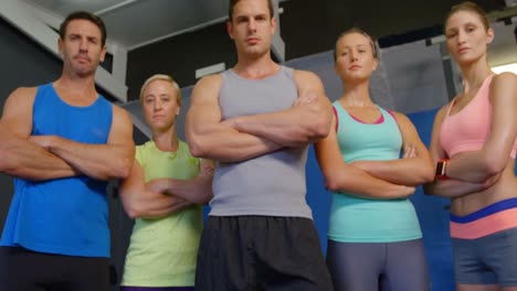 personas en buena forma posando juntas en el gimnasio