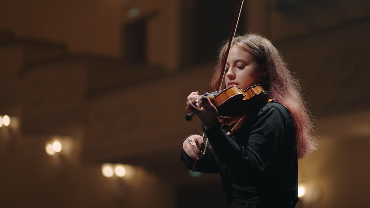 mujer con violín en la escena de la sala de música o de la ópera retrato de músico en la sala filarmónica