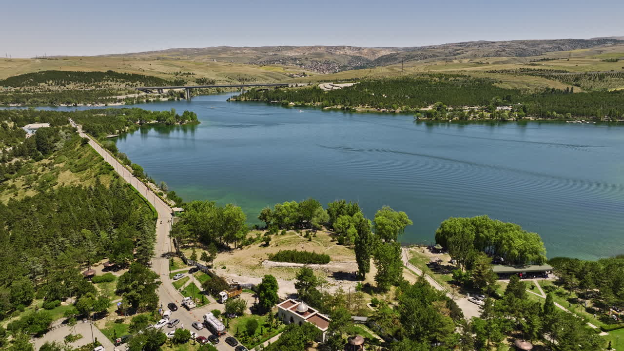 Ankara, Turchia - Sorvolo a bassa quota con drone v6 sul quartiere Yeni Bayındır, che mostra il paesaggio di una diga con acqua incontaminata nel parco ricreativo del lago blu in estate. Ripreso con Mavic 3 Cine - Luglio 2022.