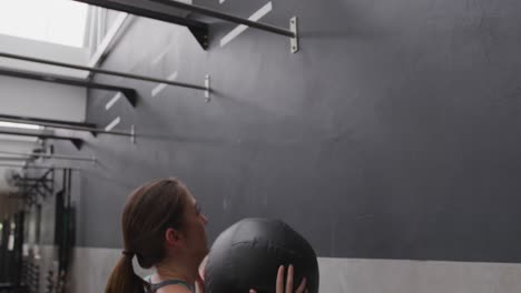 entrenamiento cruzado en un gimnasio